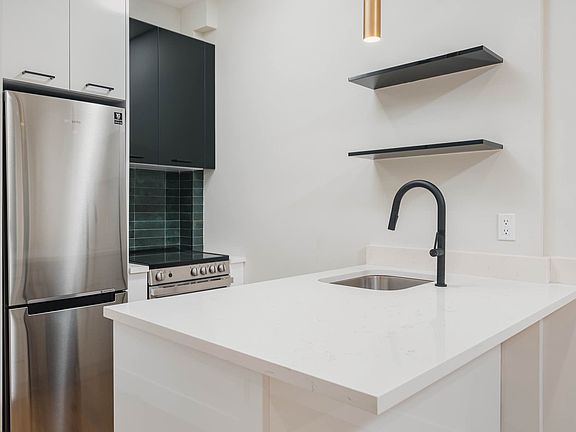 5th image of 240 Montrose Ave APT 3L