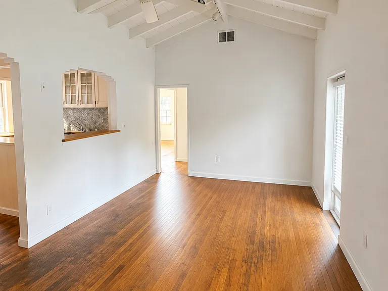 901 NW 10th Ct — Photo 3