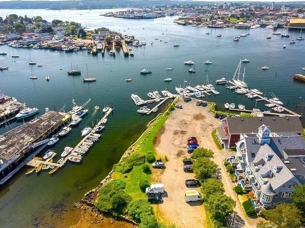 5 Pirates Ln APT 11, Gloucester, MA 01930