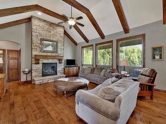 3rd image of 1025 E Lakecrest Dr