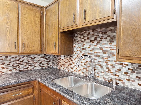 5th image of 18619 Collins St APT F5