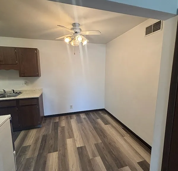1902 Canterbury Dr — Photo 7