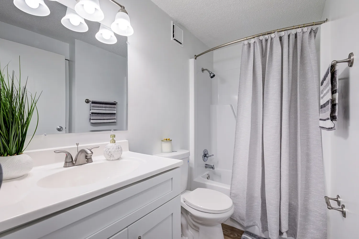 Cedar Hill Apartments — Photo 4