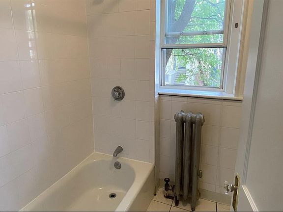 4th image of 8 Craigie Cir