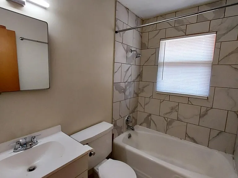 319 N Clayton Ave — Photo 10