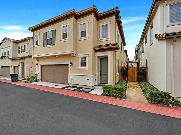 3rd image of 464 E Yarrow Pl