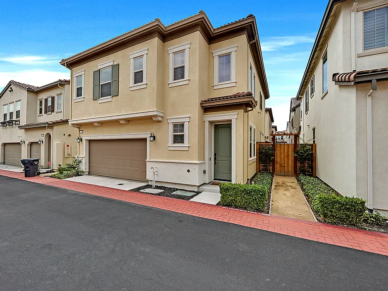 464 E Yarrow Pl — Photo 4