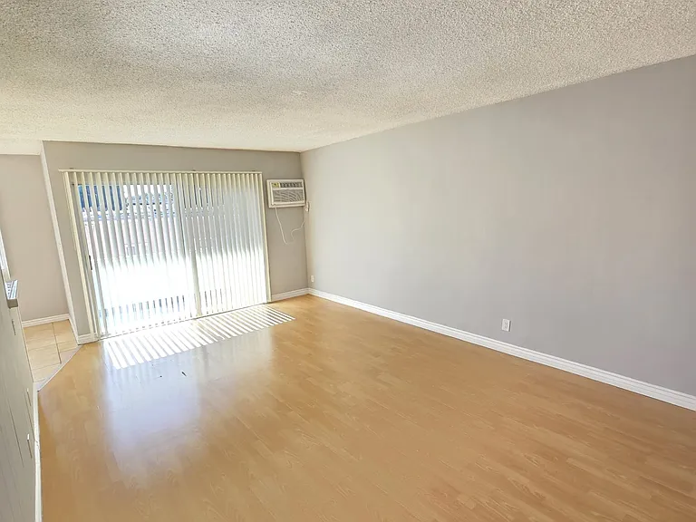 13955 Oxnard St — Photo 22