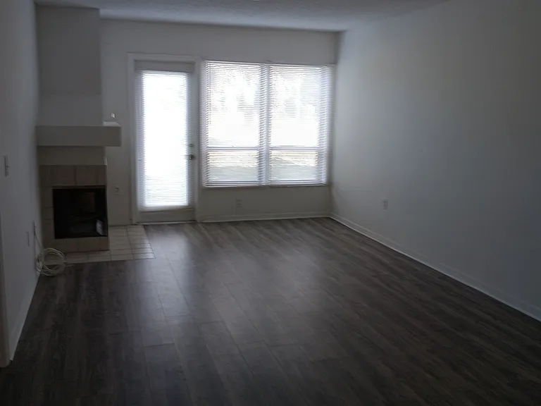 2202 Stonington Ave — Photo 4