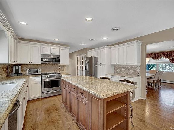 4th image of 19 Lowell Dr