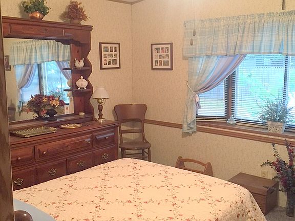 5th image of 4 Village Ln