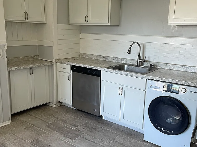 2 Milton St #2R — Photo 11
