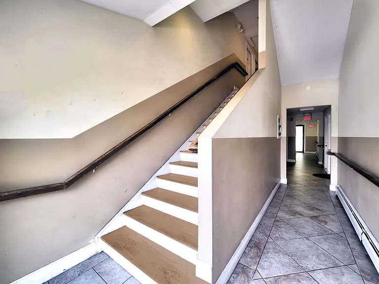 235-239 Burgess Pl — Photo 10