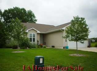 3800 Pine Grove Ct NE, Cedar Rapids, IA 52402