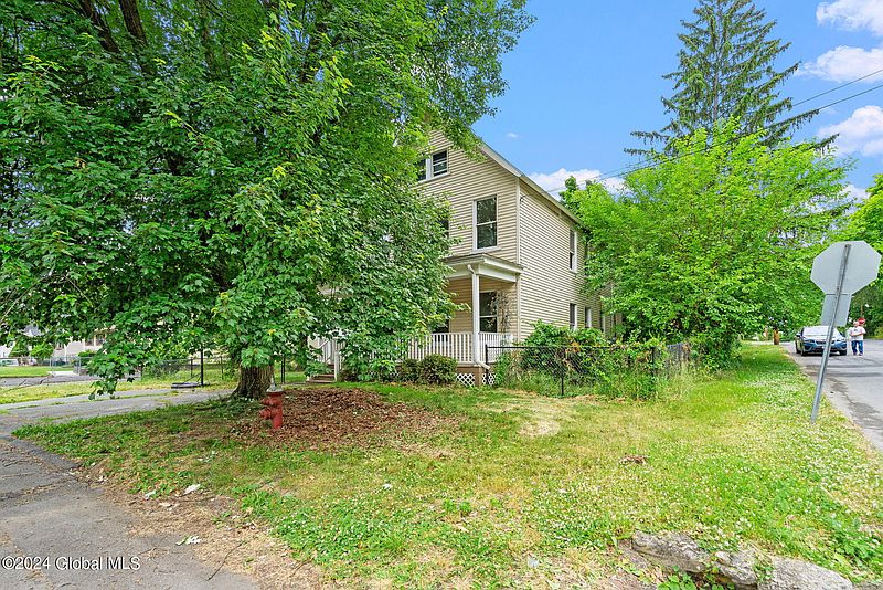 3rd image of 179 8th Avenue