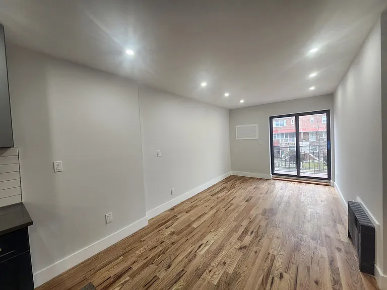 1424 E 102nd St #2A — Photo 3