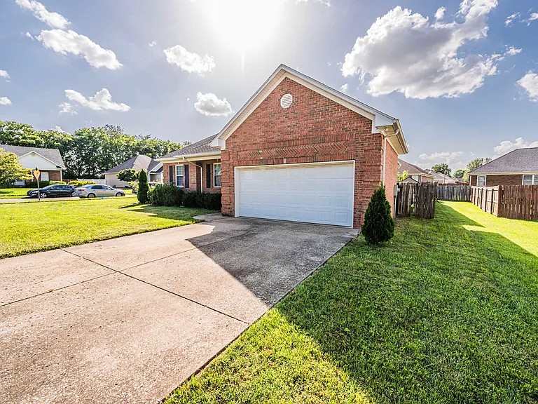 1304 Primrose Ct — Photo 2