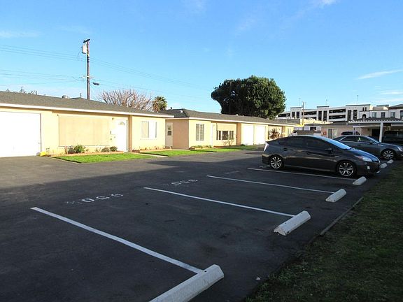 3rd image of 952 W 223rd St