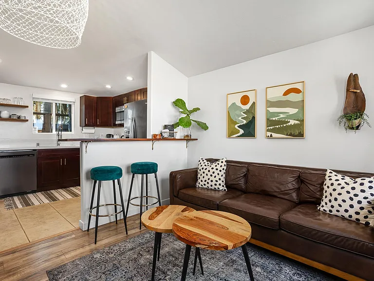 Los Cerritos Ln — Photo 28