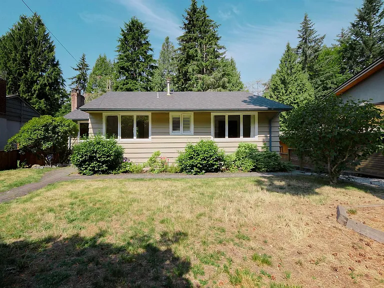3775 Emerald Dr — Photo 2