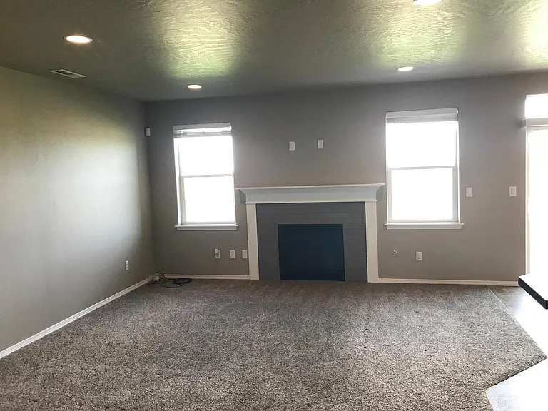Gas fireplace with mantel