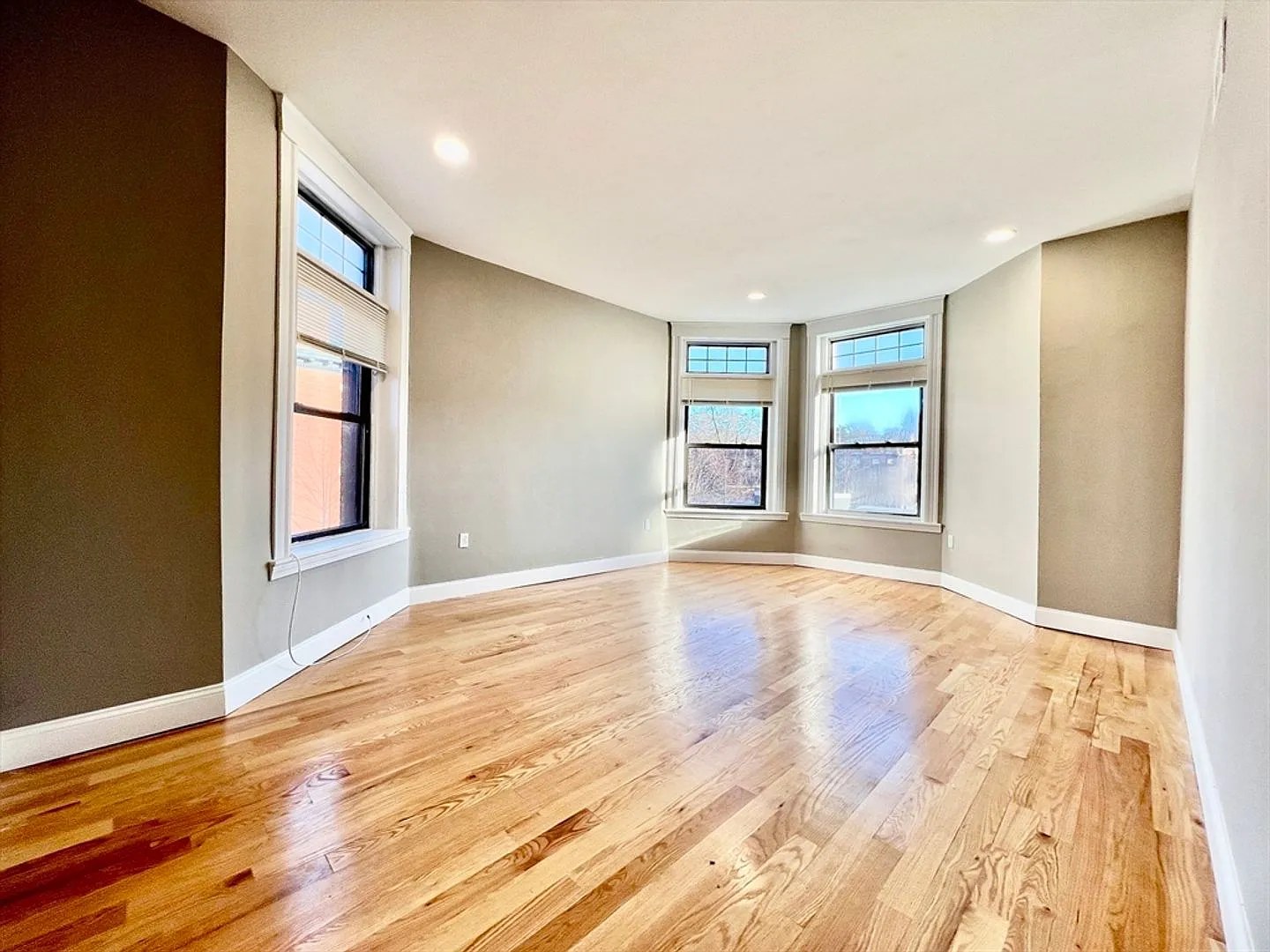 Charming 5 Bedroom — Photo 2