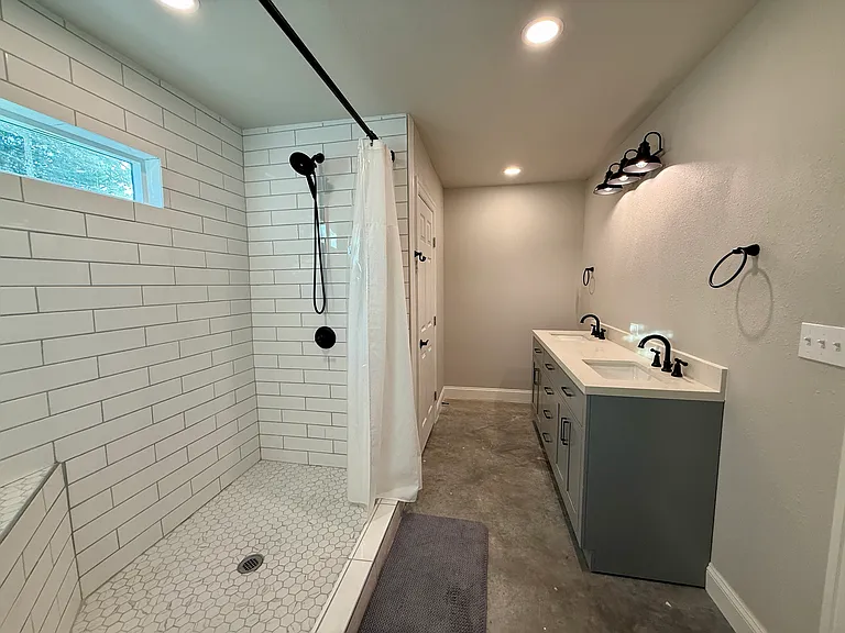 320 S Columbia St — Photo 11