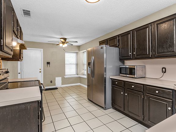 5th image of 2010 Greenview Dr #B