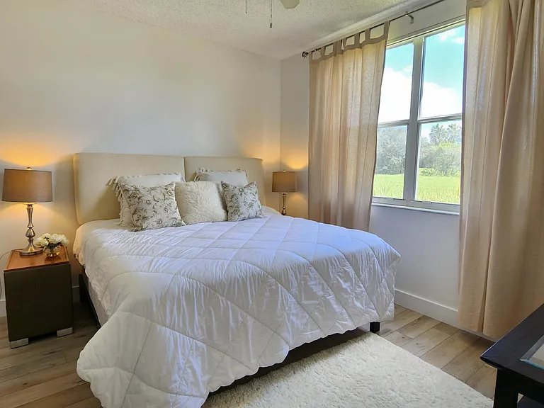 2060 Greenview Shores Blvd #305 — Photo 3