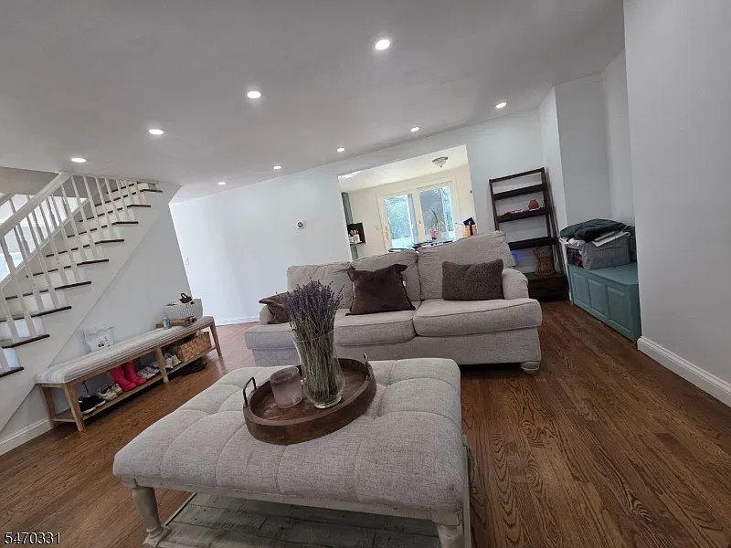 3 bed, 2.0 bath, 1456 sqft, $5,500 — Photo 3