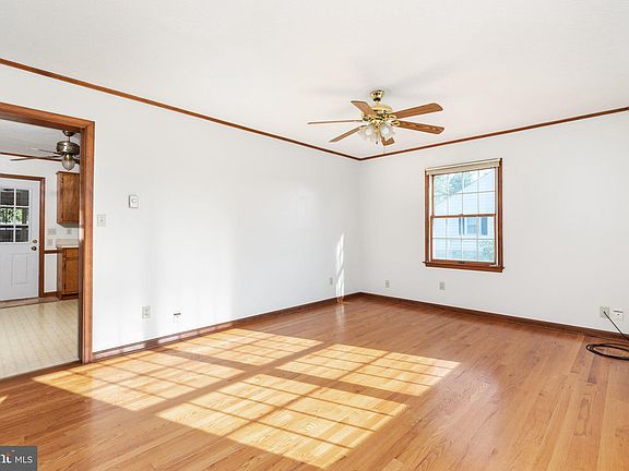 4th image of 121 Massie St
