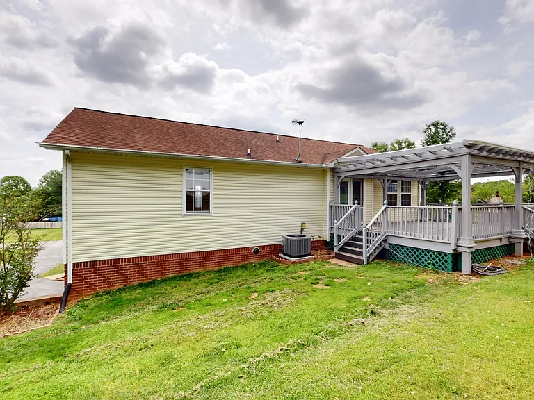 1504 Potter Dr — Photo 32