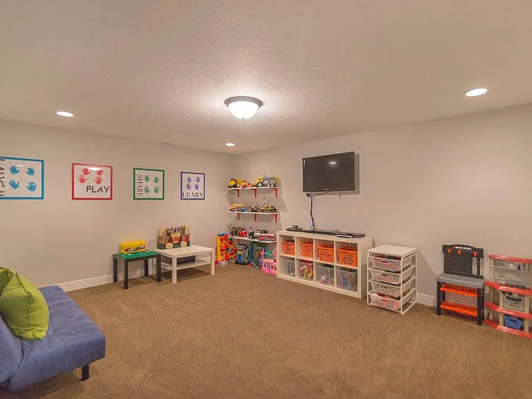 229 E Bridgewater Ln — Photo 12