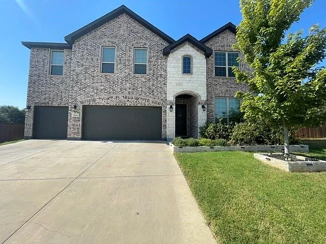 6 bed, 4.0 bath, 3239 sqft, $3,900 — Photo 2