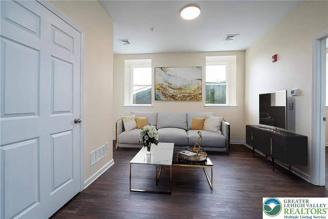 1 bed, 8500 sqft, $1,400 — Photo 2