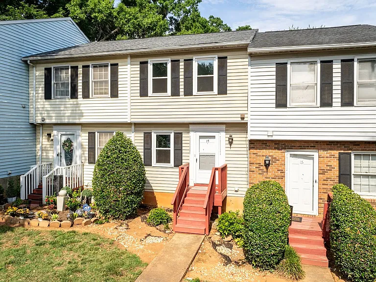 15 Astor Ct — Photo 2