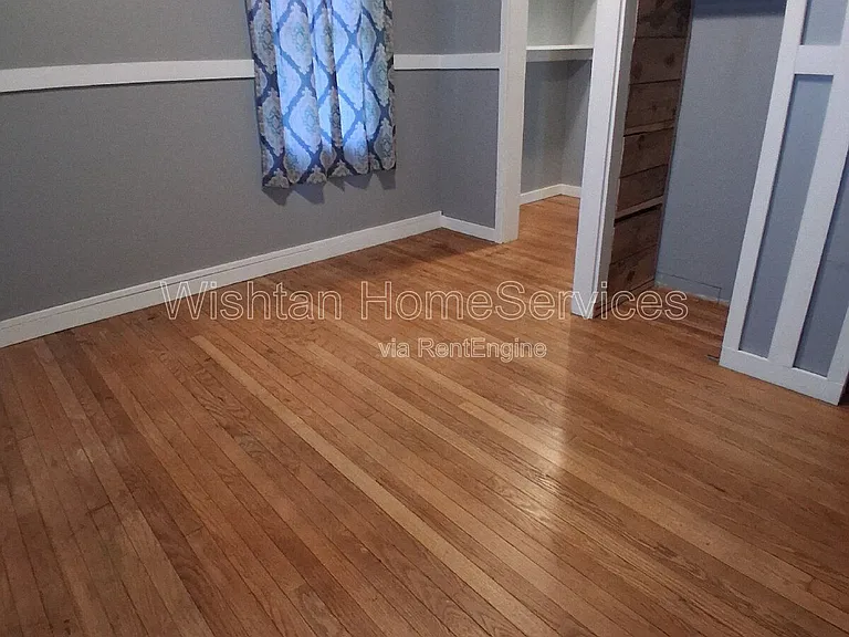 701 N E St — Photo 11