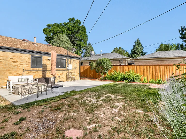2215 Syracuse St — Photo 28