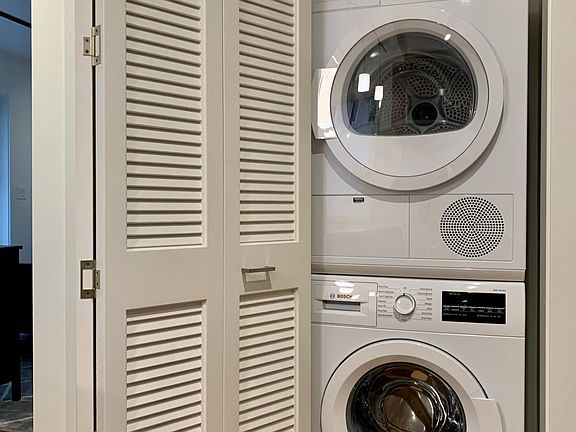Washer/drier by kitchen