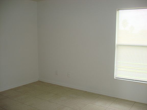 5th image of 1587 Gilbert Ave S