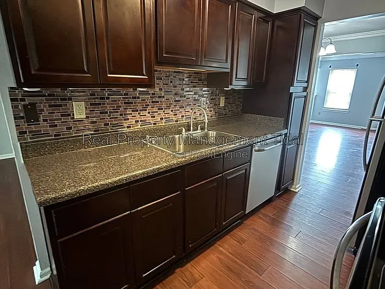 639 Biltmore Dr — Photo 8