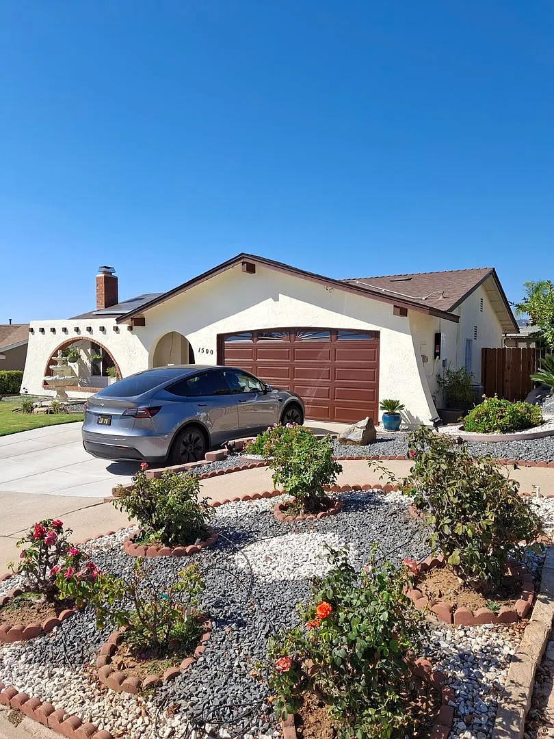Beautiful 4-Bedroom Home With Central Ac And Solar! Must See — Photo 1