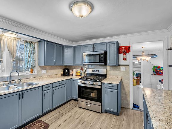 5th image of 821 Front St