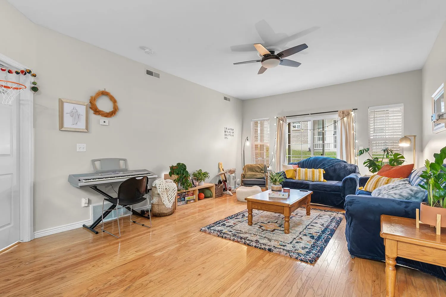 3 bed, 1212 sqft, $599 — Photo 2