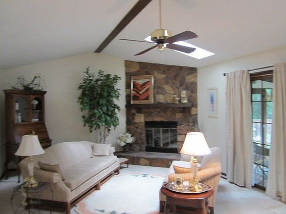 3rd image of 6 Salem Ct