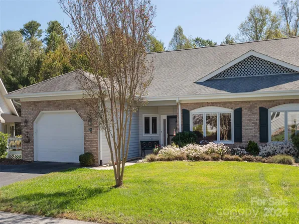 21 Country Meadows Ln, Hendersonville, NC 28792