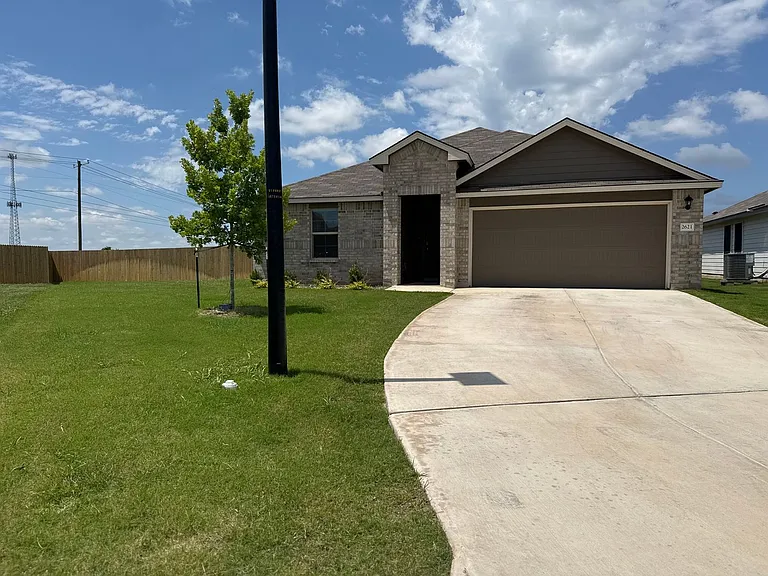 2621 Torbensen Ct — Photo 3