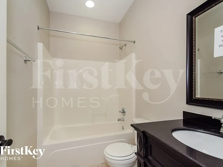 810 Hawthorn Ln — Photo 14