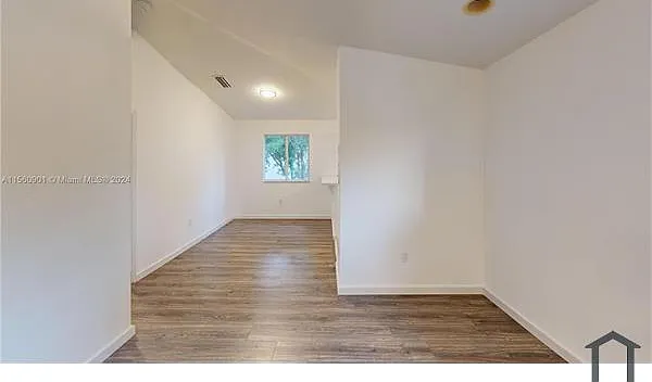 3 bed, 1024 sqft, $3,000 — Photo 3