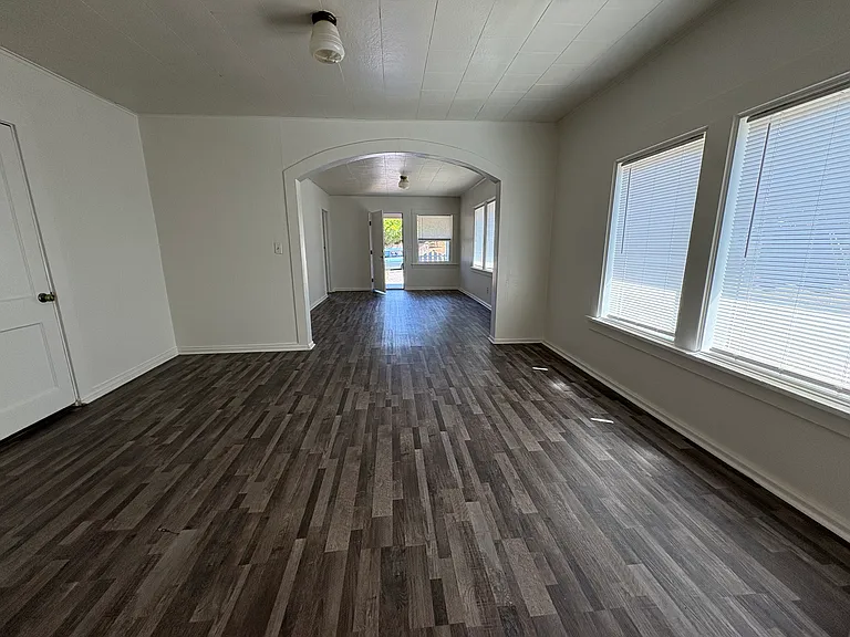 1009 Oregon St — Photo 3